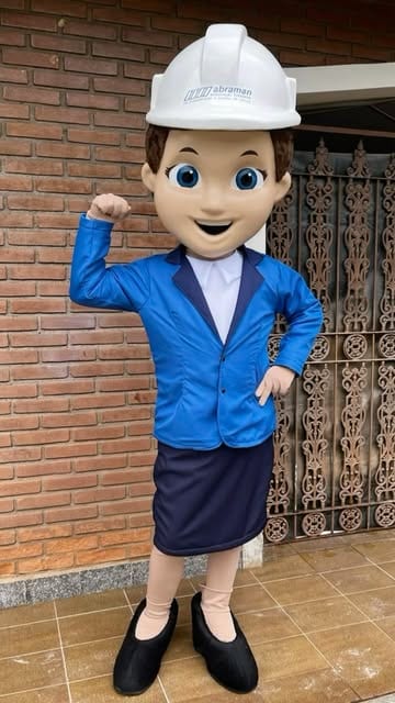 Mascote de engenheira com capacete branco, blazer azul e saia, fazendo pose de força