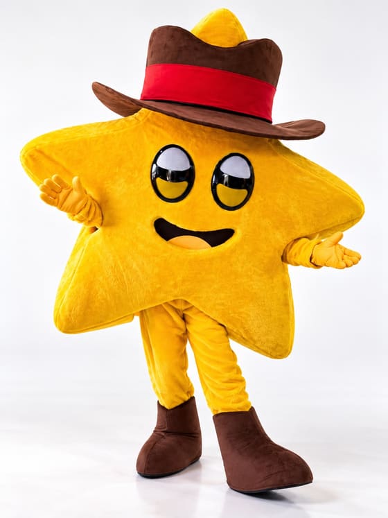 Mascote de estrela amarela com chapéu marrom de faixa vermelha e botas